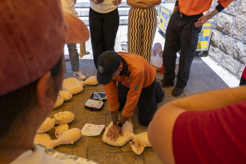 Un técnico de emergencias muestra cómo realizar la reanimación cardiopulmonar