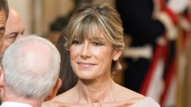 Peinado retira el pasaporte a Begoña Gómez y la envía a juicio con jurado por cuatro delitos