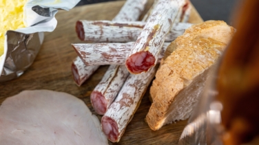 Alerta alimentaria en España: la Aesan avisa de la presencia de salmonela en varios lotes de fuet