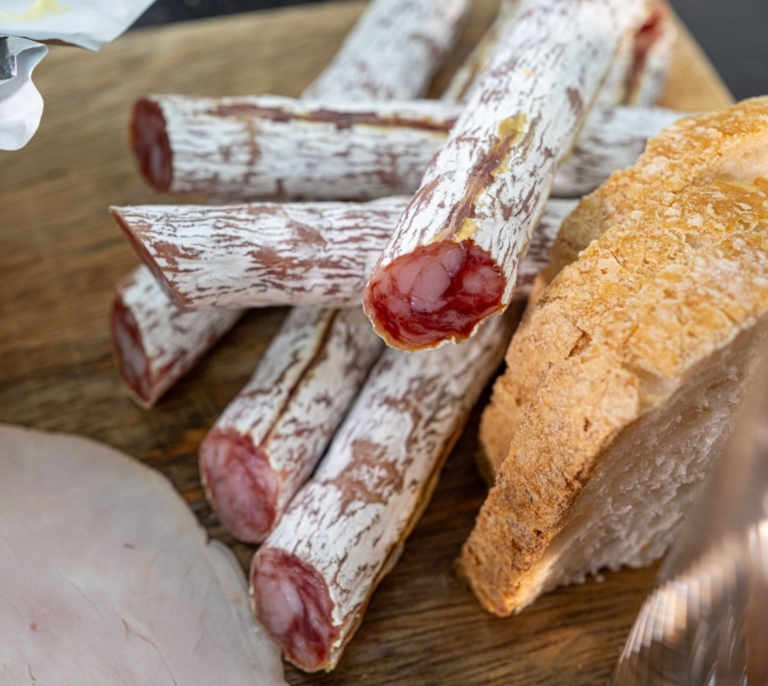 Alerta alimentaria en España: la Aesan avisa de la presencia de salmonela en varios lotes de fuet
