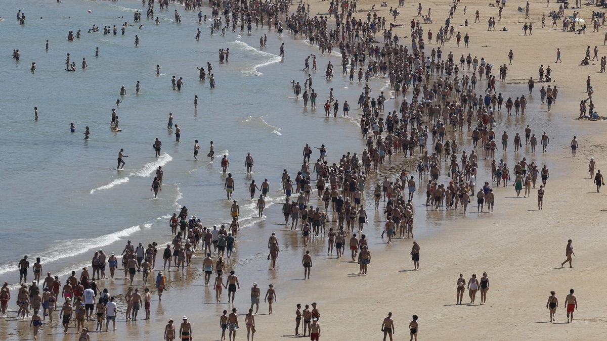 Bañistas en la playa de la Concha de San Sebastián.