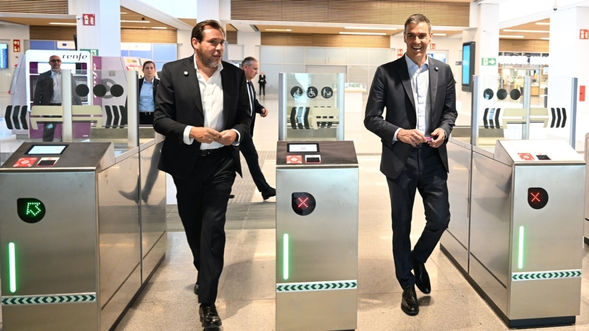 Óscar Puente junto a Pedro Sánchez en la nueva estación de Chamartín.