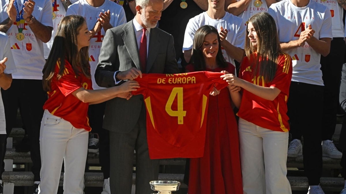 Los Reyes junto a sus hijas recibieron de regalo una camiseta de la selección de futbol en julio de 2024