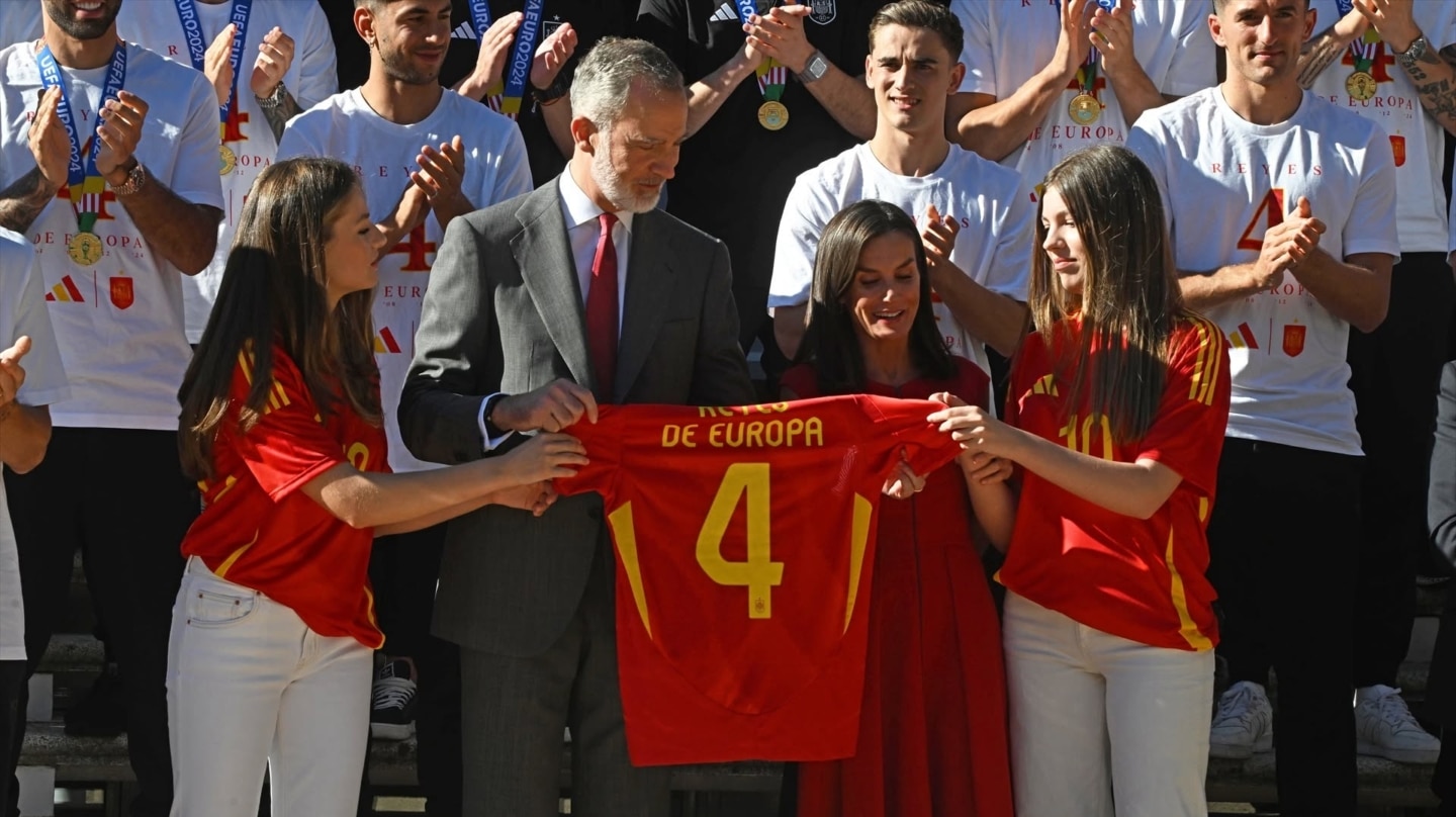 Los Reyes junto a sus hijas recibieron de regalo una camiseta de la selección de futbol en julio de 2024