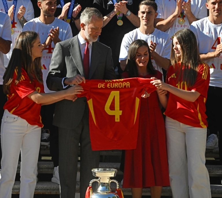 Los 358 regalos declarados por Zarzuela: de la mantelería de Zelenski a la alfombra de "El árbol de la vida" de Irán