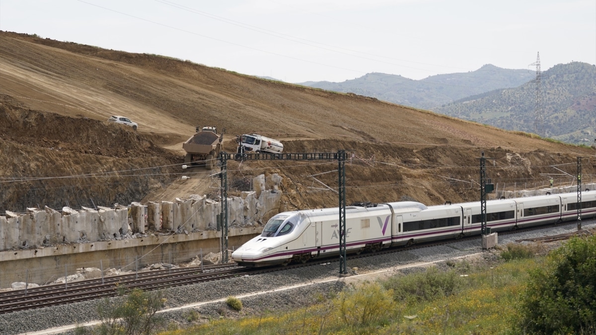 Un tren de larga distancia atraviesa las vías dirección Málaga