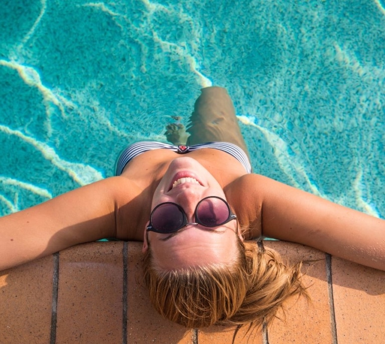He probado este robot limpiafondos Cecotec y ya no hay vuelta atrás: ahora me da pereza limpiar la piscina a mano