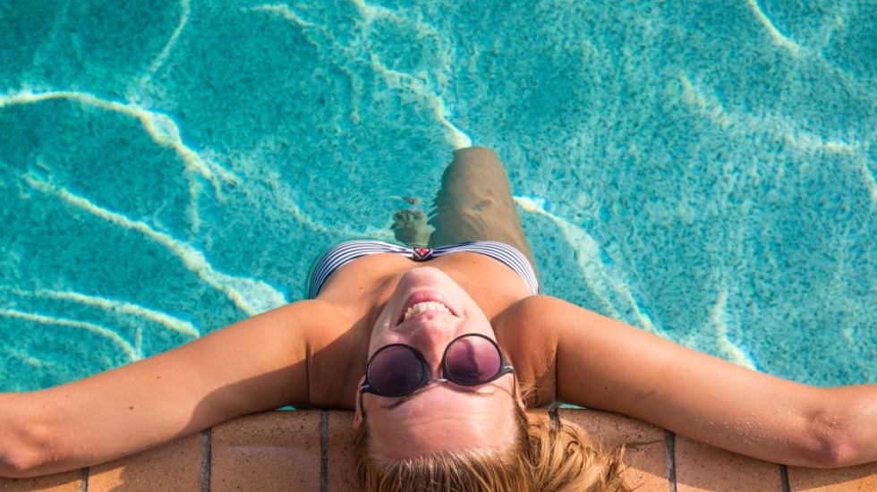 He probado este robot limpiafondos Cecotec y ya no hay vuelta atrás: ahora me da pereza limpiar la piscina a mano