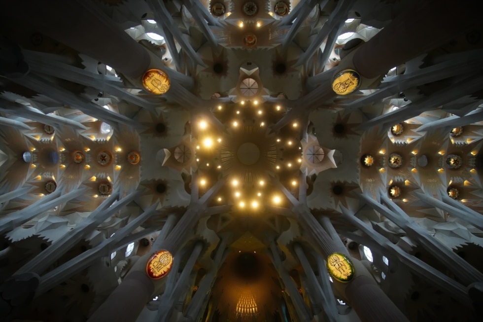 (Foto de ARCHIVO) Interior de la Sagrada Familia, a 7 de mayo de 2026, en Barcelona, Catalunya (España). El Papa visitará la Sagrada Familia el próximo 10 de junio para oficiar una misa en la basílica de la Sagrada Familia, y posteriormente bendecirá la Torre de Jesucristo. El acto acabará con un espectáculo tecnológico en un homenaje visual a Gaudí. Además se instalarán pantallas gigantes en el exterior de la Sagrada Familia y no se descarta la instalación en otros puntos de la ciudad, de acuerdo con el Ayuntamiento de Barcelona. El presidente de la Junta Constructora de la Sagrada Familia, Esteve Camps, ha asegurado que la basílica estará cerrada durante ese día por razones de seguridad, y que finalmente el Papa acudirá a la cripta de Gaudí antes de la misa y no en una ofrenda floral previa. David Zorrakino / Europa Press 07 MAYO 2026;CATALUÑA;SAGRADA FAMILIA;CATEDRAL;BARNA;RELIGIÓN;VISITA DEL PAPA;INTERIOR; 07/5/2026
