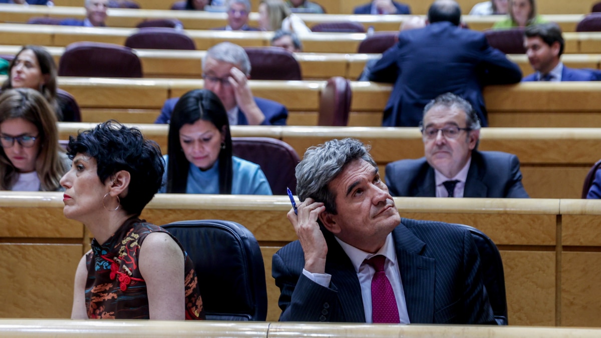 La actual ministra de Seguridad Social, Elma Saiz, y el exministro de Seguridad Social, José Luis Escrivá
