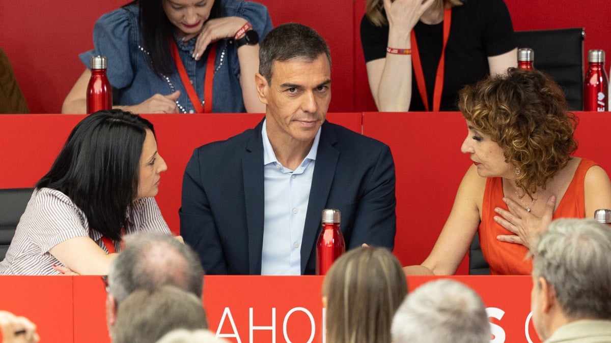 Pedro Sánchez entre Rebeca Torró y María Jesús Montero, durante la reunión del Comité Federal del PSOE el pasado sábado.
