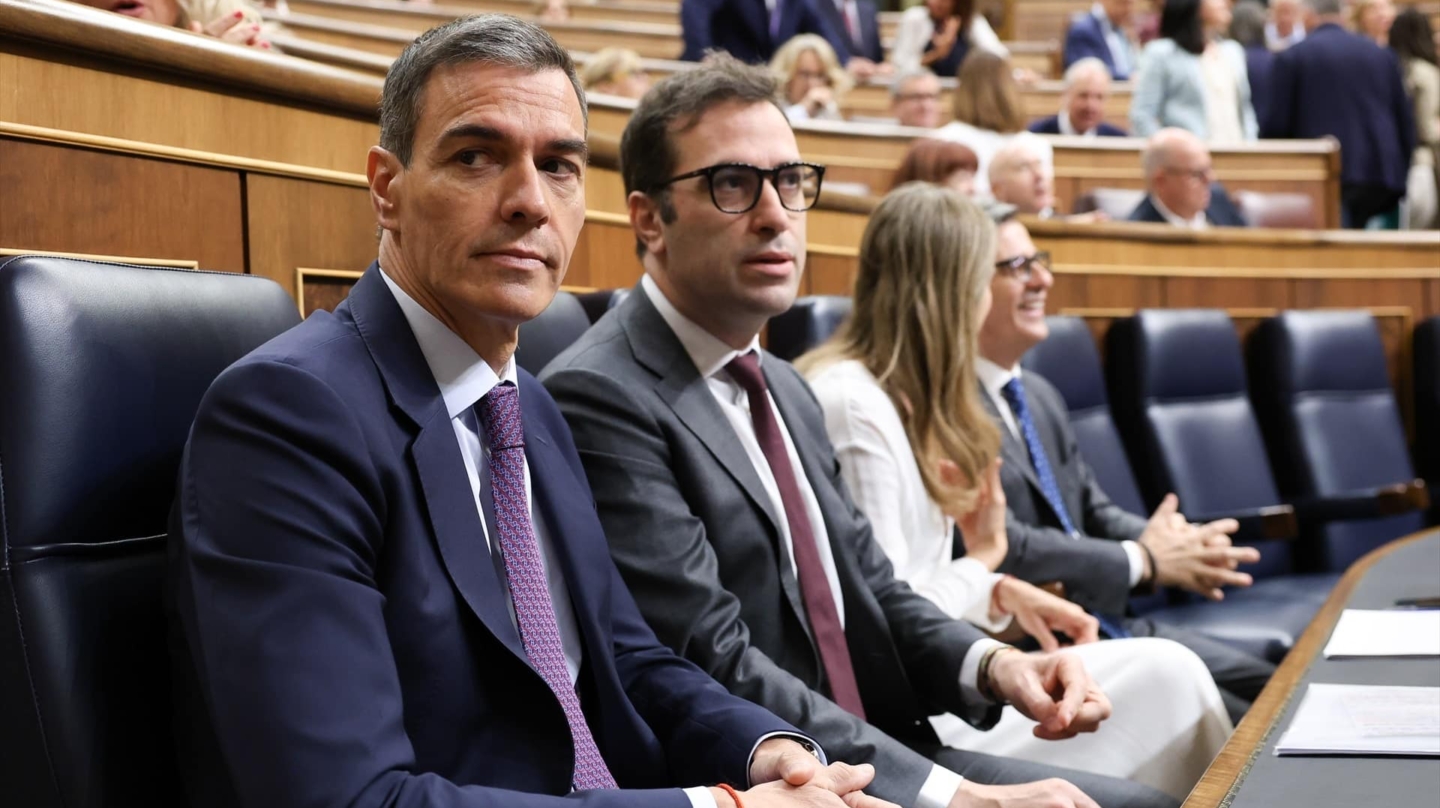 El presidente del Gobierno, Pedro Sánchez, junto a su vicepresidente primero y de Economía, Carlos Cuerpo, este miércoles en el control al Gobierno en el Congreso
