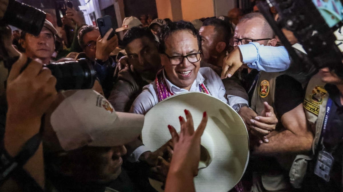 Roberto Sánchez, candidato izquierdista a la Presidencia de Perú, tras conocer su ventaja.