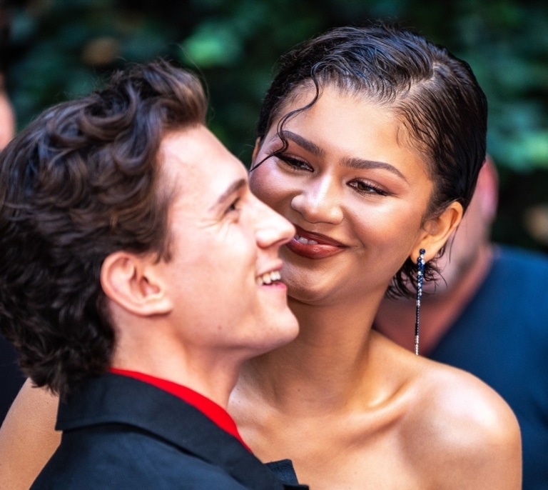 Zendaya y Tom Holland desatan la locura en Madrid: flecos, complicidad y pasión por 'la Roja'