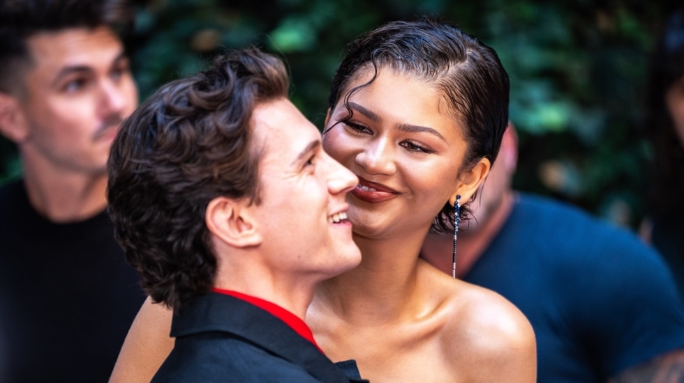 Zendaya y Tom Holland desatan la locura en Madrid: flecos, complicidad y pasión por 'la Roja'