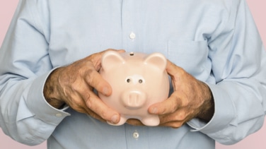 Así pueden cobrar los padres los 300€ extra al mes en su jubilación: requisitos y cómo solicitarlo