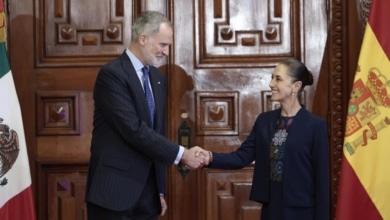 Sheinbaum y Felipe VI escenifican el deshielo diplomático en una "cordial reunión" en México