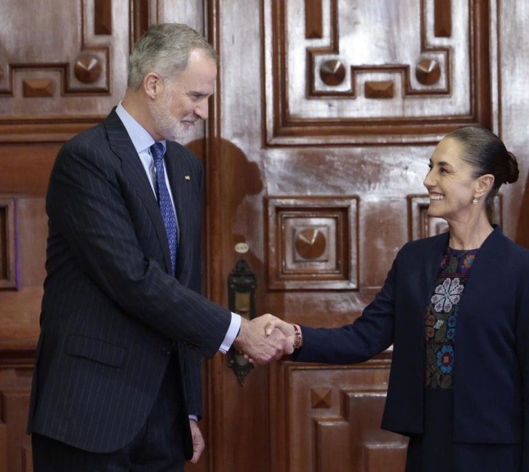 Sheinbaum y Felipe VI escenifican el deshielo diplomático en una "cordial reunión" en México