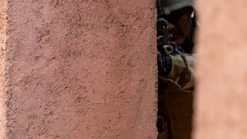Un soldado de las Fuerzas Especiales marroquíes asegura una puerta como parte del ejercicio culminante durante el African Lion 2024