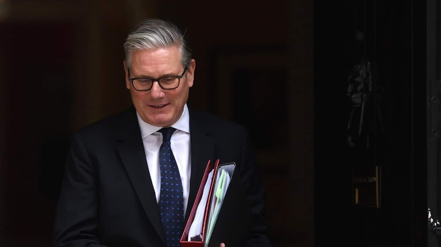 Keir Starmer, primer ministro británico, sale de Downing Street hacia el Parlamento.