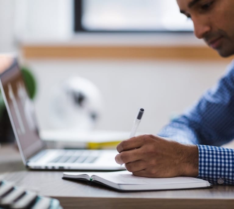 Por qué los másteres online se han convertido en la vía rápida para reciclarse sin dejar el trabajo