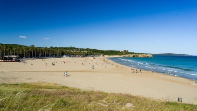Un menor muerto y dos en estado crítico tras quedar atrapados en una zona de rocas de una playa de Tarragona