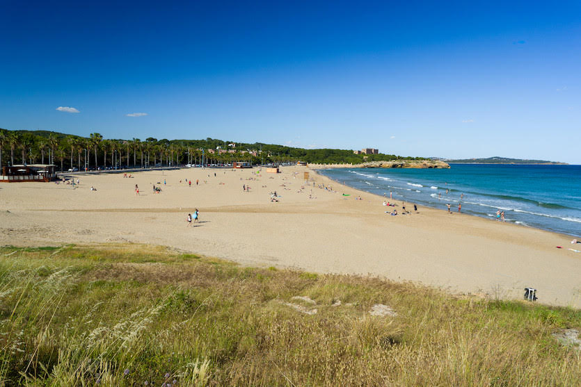 Un menor muerto y dos en estado crítico tras quedar atrapados en una zona de rocas de una playa de Tarragona