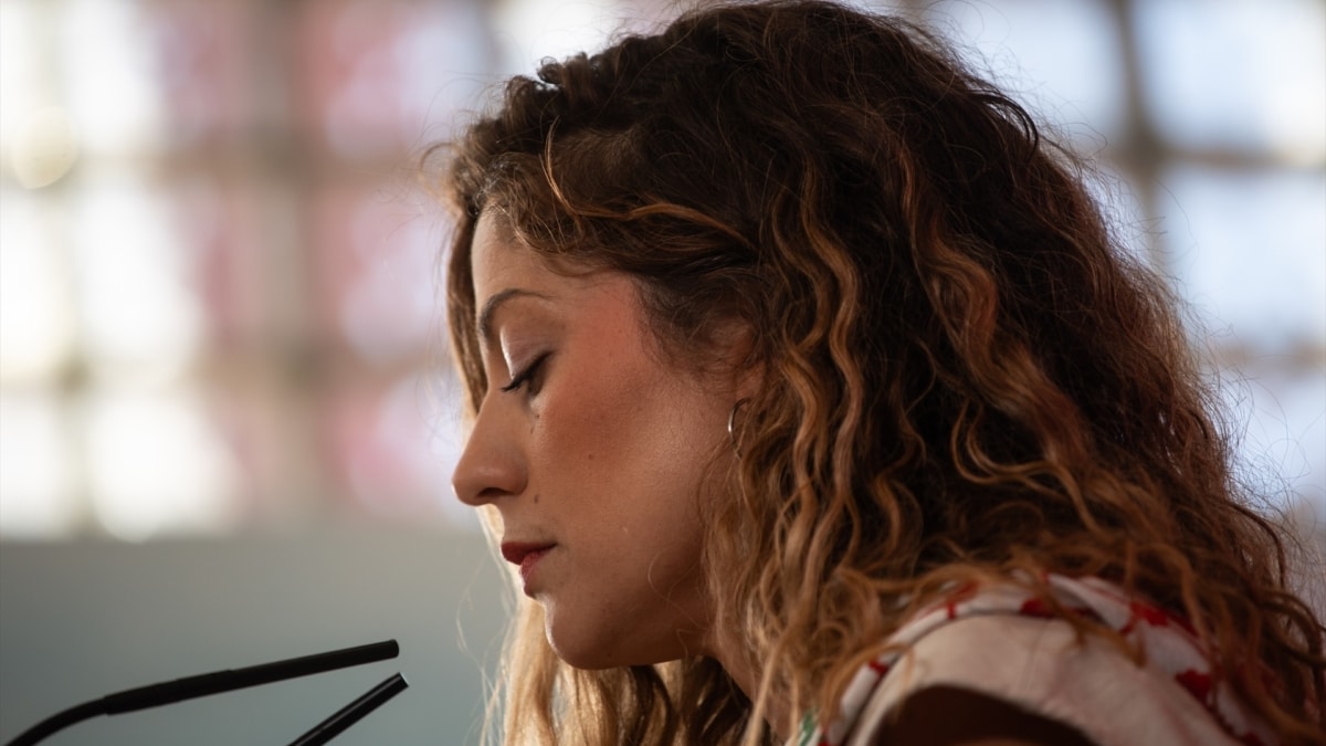 La coordinadora del Movimiento Sumar, Lara Hernández, durante una rueda de prensa, en el Espacio Rastro de Madrid