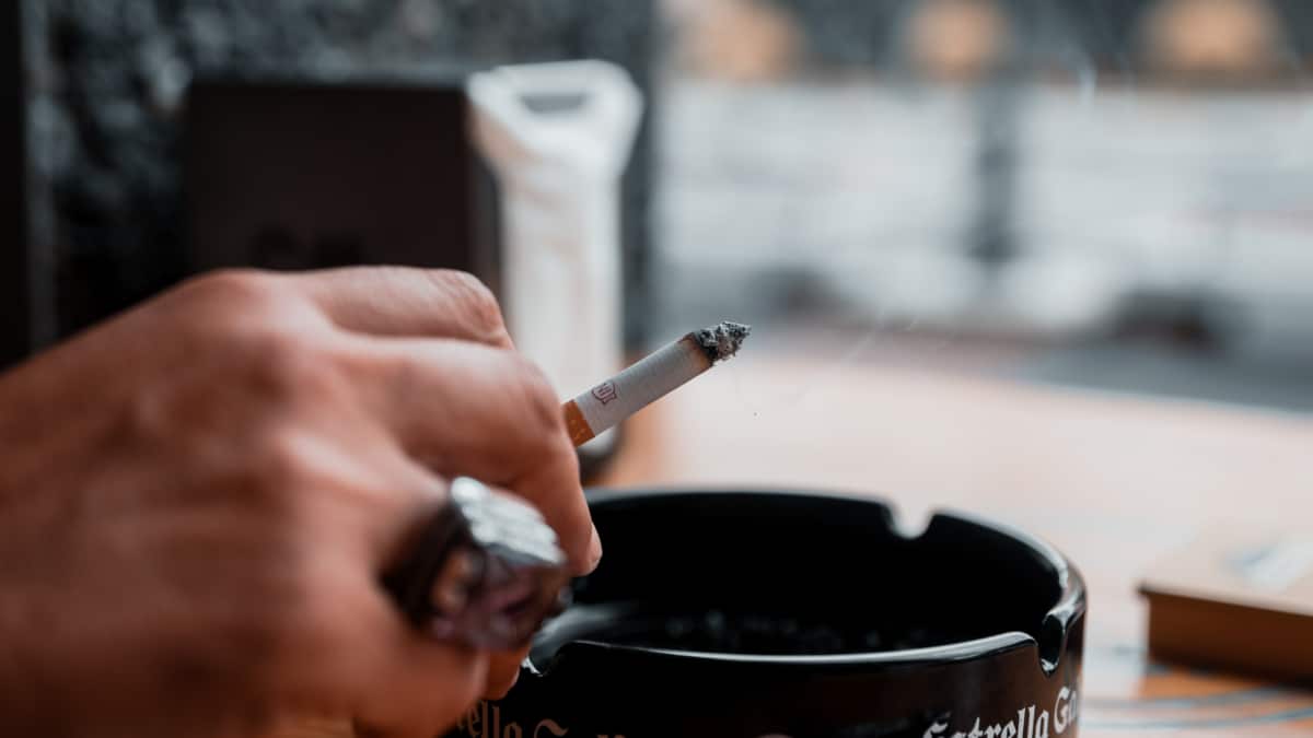 Persona fumando