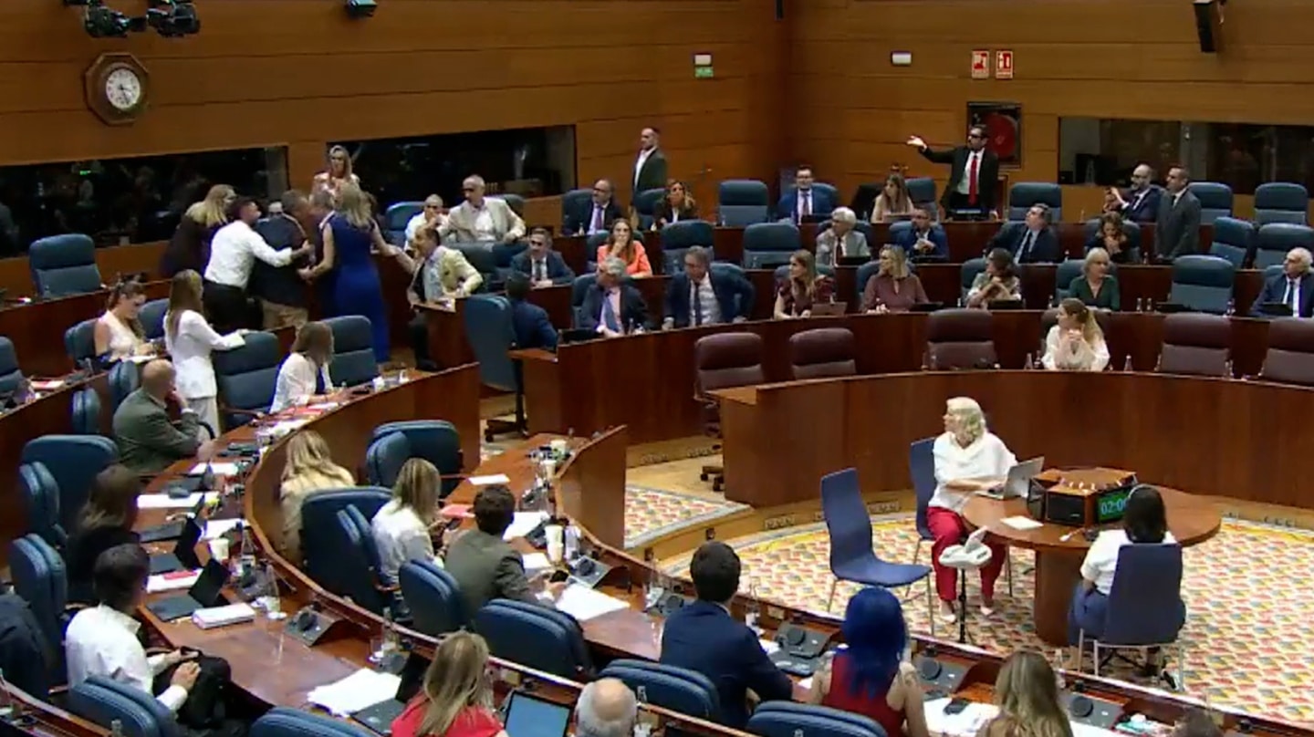 Tensión en la Asamblea de Madrid durante el debate sobre las víctimas del terrorismo, con enfrentamiento entre PSOE y PP que ha terminado con la salida de parte del grupo socialista del hemiciclo.