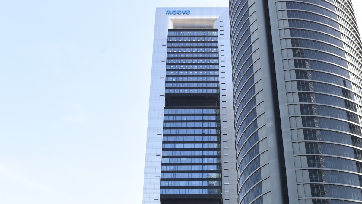 La Torre Moeve, tras la Torre PwC, este martes.