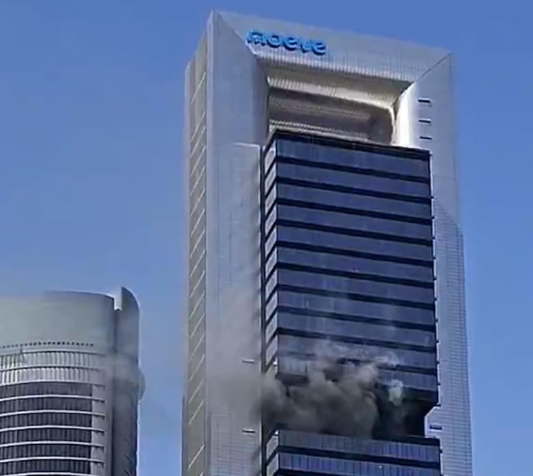 Controlado el incendio en un cuarto técnico cercano a la planta 23 de la Torre Moeve