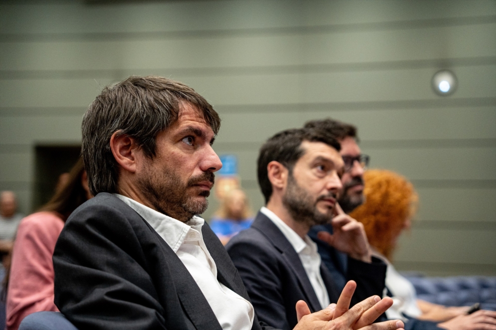 El ministro de Cultura, Ernest Urtasun, en primer plano, y el titular de Derechos Sociales, Consumo y Agenda 2030, Pablo Bustinduy, tras él, en un acto del Ministerio de Trabajo