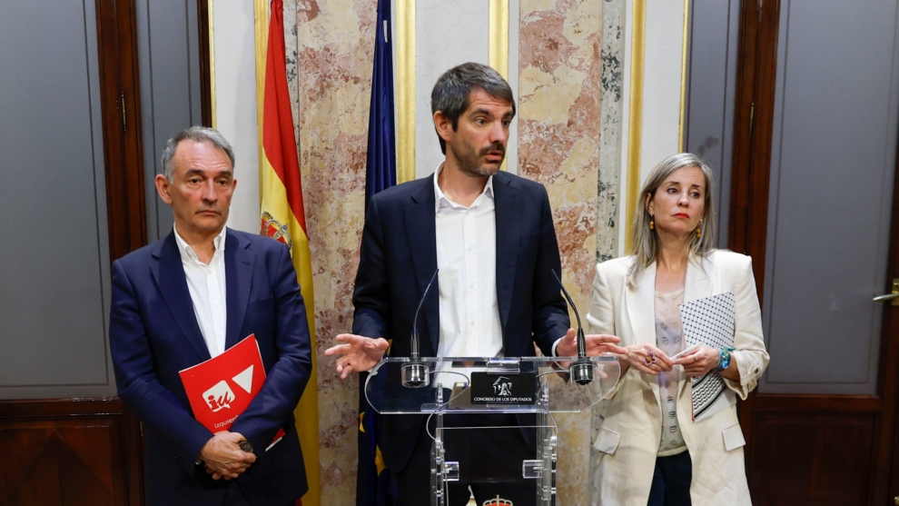 El ministro de Cultura y portavoz de Sumar, Ernest Urtasun (c), acompañado por el portavoz adjunto y diputado de Sumar en el Congreso, Enrique Santiago, y por la portavoz del grupo parlamentario de Sumar, Verónica Barbero, durante la rueda de prensa ofrecida este miércoles en el Congreso