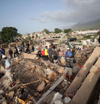 Venezuela eleva a más de 1.400 los muertos tras los terremotos