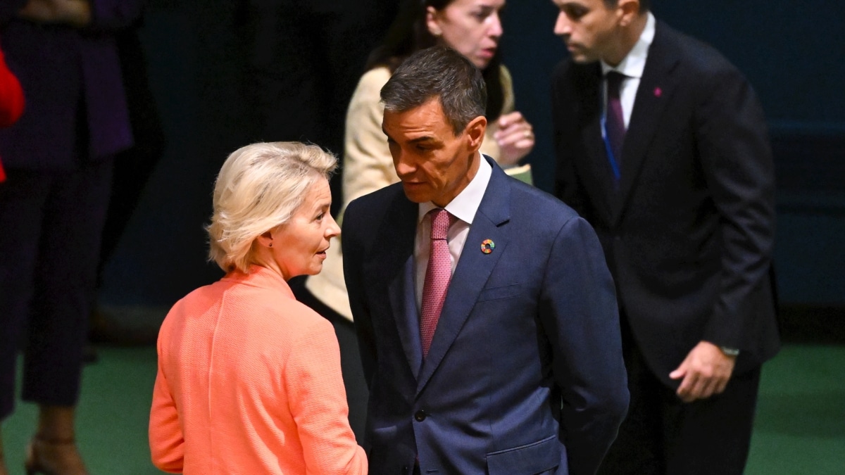 La presidenta de la Comisión Europea, Ursula Von der Leyen, habla con Pedro Sánchez, en las jornadas de la Asamblea de la ONU en 2025.