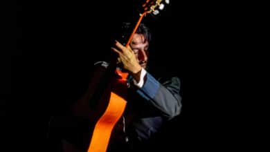 El público se rinde ante la guitarra de Yerai Cortés en las Noches del Botánico