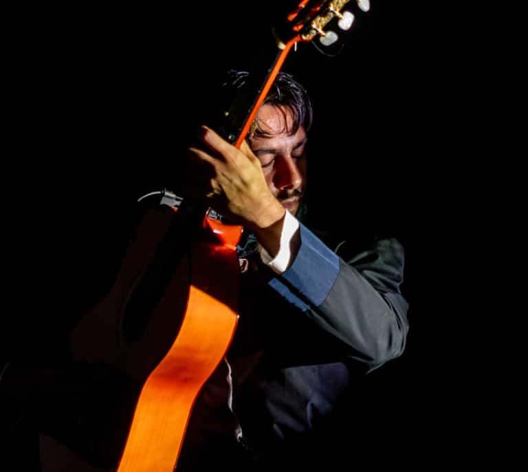 El público se rinde ante la guitarra de Yerai Cortés en las Noches del Botánico