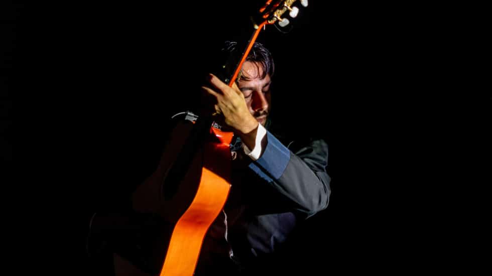 El público se rinde ante la guitarra de Yerai Cortés en las Noches del Botánico 