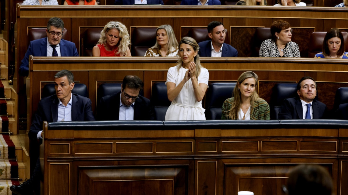 La vicepresidenta segunda del Gobierno, Yolanda Díaz, en su escaño, durante la intervención de su portavoz parlamentaria en el monográfico por corrupción en el Congreso