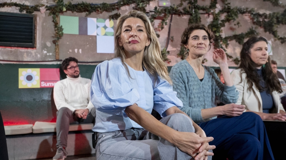 La exdirigente de Movimiento Sumar, Yolanda Díaz, actual vicepresidenta segunda del Gobierno y ministra de Trabajo, junto a la secretaria de Estado, Rosa Martínez, en un acto político en diciembre de 2024