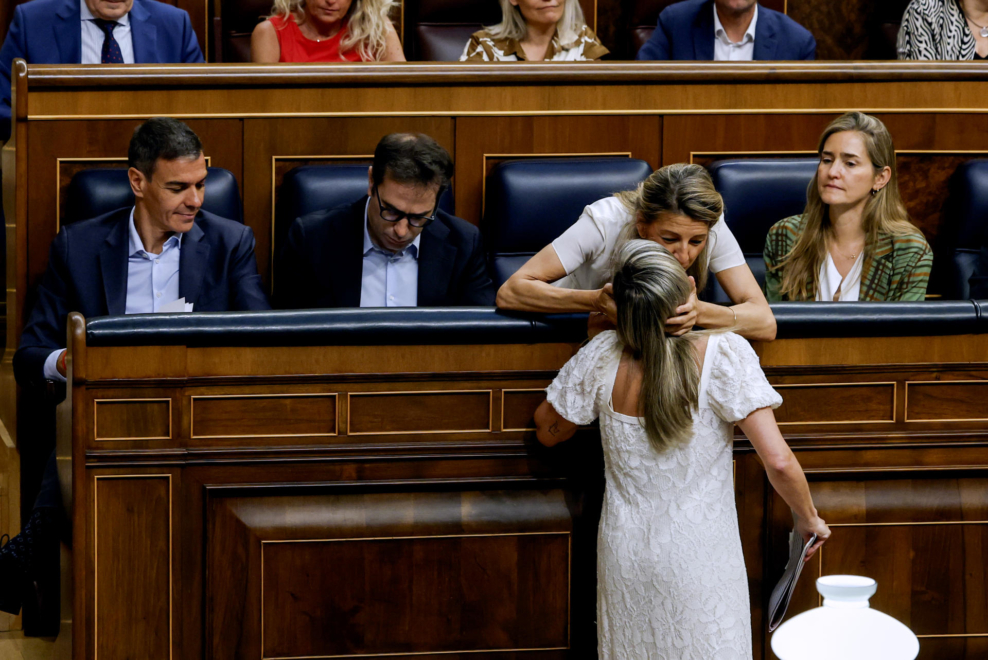 La vicepresidenta segunda y ministra de Trabajo, Yolanda Díaz, felicita a la portavoz de Sumar, Verónica Martínez Barbero, tras su réplica a Sánchez en el monográfico sobre corrupción en el Congreso, este miércoles