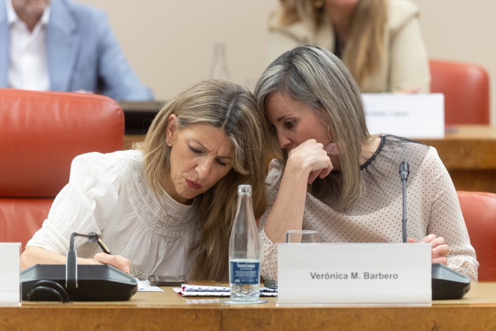 La vicepresidenta segunda y ministra de Trabajo y Economía Social, Yolanda Díaz, y la portavoz de Sumar en el Congreso, Verónica Barbero, durante una reunión en la Cámara Baja