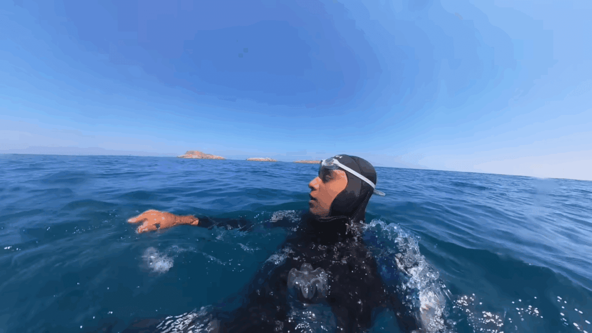 El youtuber marroquí Ibn Nasnas frente a las islas Chafarinas