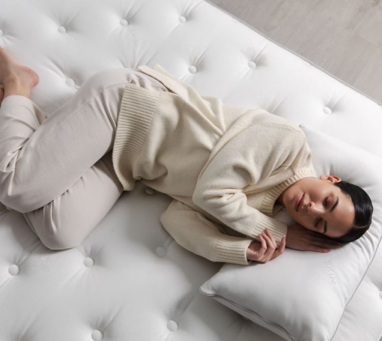 Las mejores almohadas para descansar mejor: ¿cuál comprar según tu postura favorita al dormir?