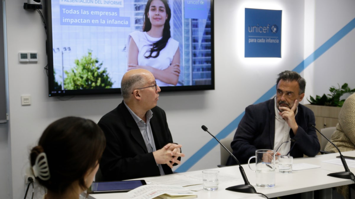 Álvaro Arenas Sarmiento (IE University) junto a José María Vera, director ejecutivo de UNICEF España.