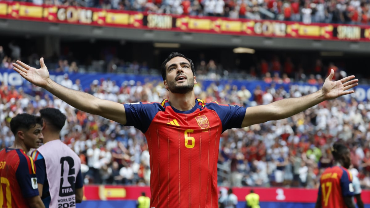 Mikel Merino de España celebra un gol decisivo.