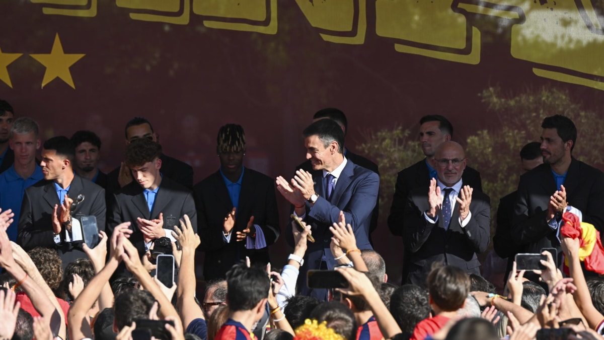 Sánchez, a la selección: "¿Por qué no soñar con ganar el Mundial 2030 en España? No hay dos sin tres"