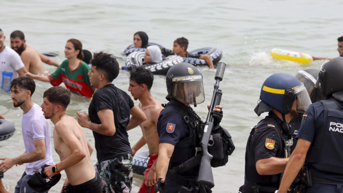 Los mandos de la Policía cargan contra el Gobierno por la crisis en Ceuta: "Tenemos las manos atadas por la inacción gubernamental"