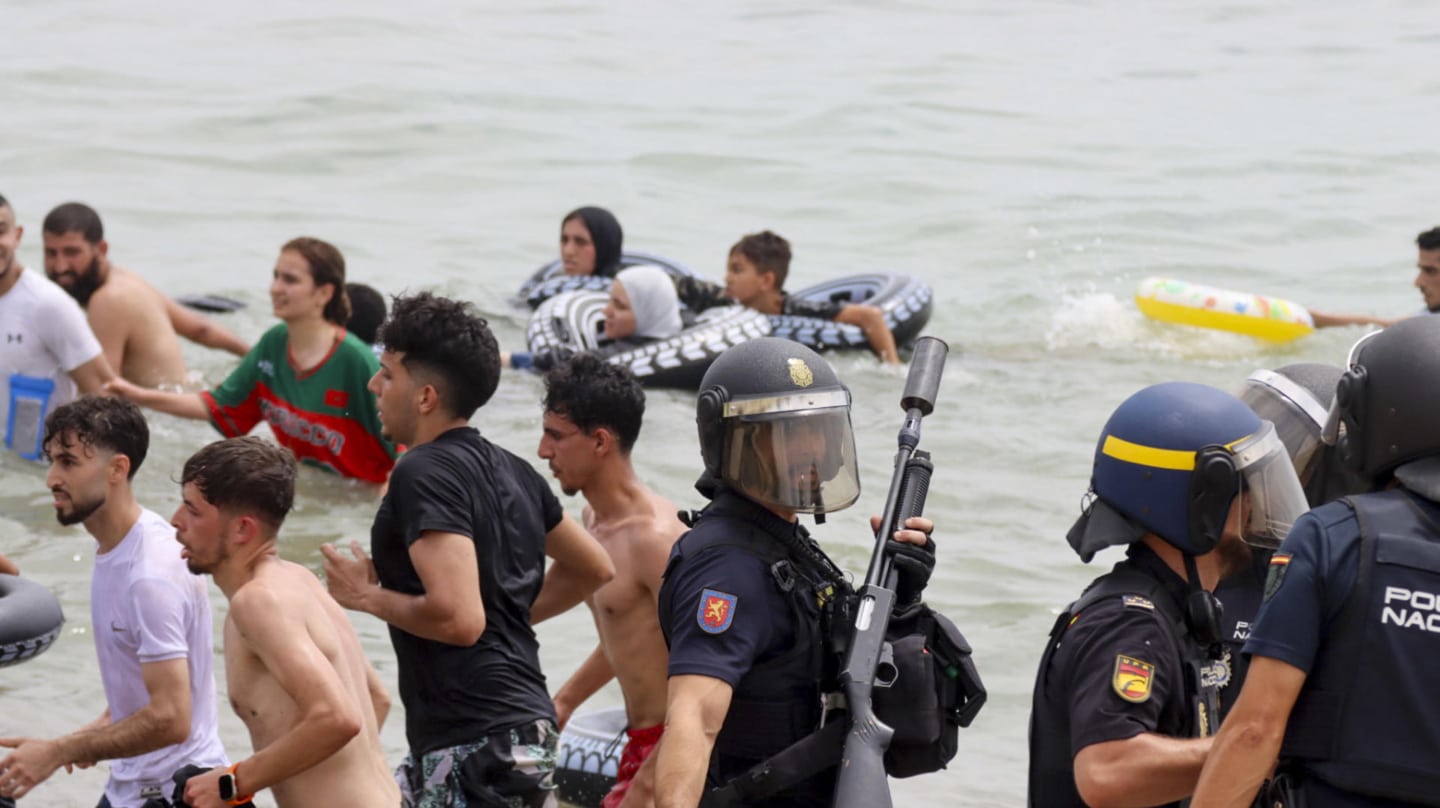 Los mandos de la Policía cargan contra el Gobierno por la crisis en Ceuta: "Tenemos las manos atadas por la inacción gubernamental"